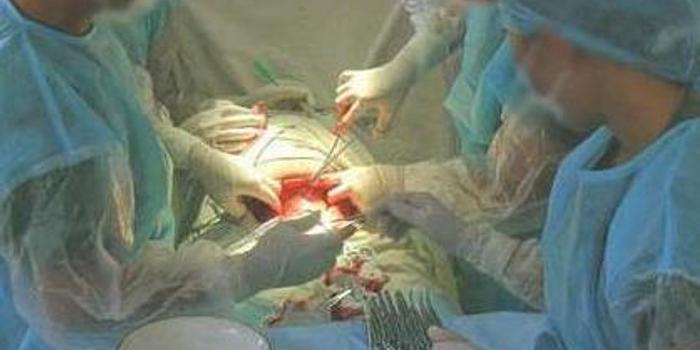 男婴出生4天后“剖腹产子” 都是寄生胎惹的祸
