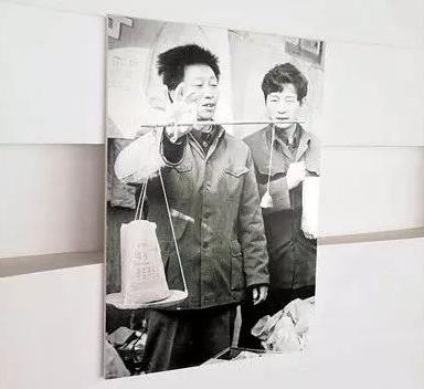 · 年广久(左)在卖瓜子。