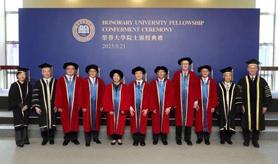 香港浸会大学9月21日举行”第18届荣誉大学院士颁授典礼”,图为该校领导团队同7位荣誉大学院士(穿红色礼袍)合影。香港浸会大学供图