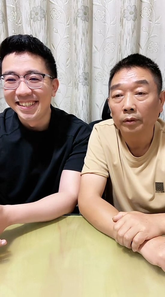 章莹颖男友国庆探望章父并协助直播，网友劝其早点结婚，回应：已开始新恋情