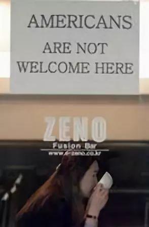 (图为汉城餐厅橱窗里贴出的“这里不欢迎美国人”字牌)