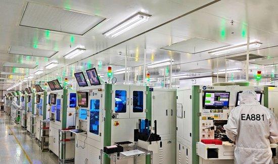 4月3日在重庆市天实精工科技有限公司无尘车间拍摄的摄像头模组自动化生产作业现场。新华社发(田浩良摄)