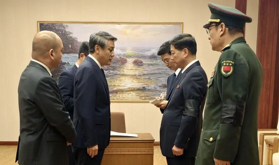 中国驻朝鲜大使王亚军吊唁金永南逝世