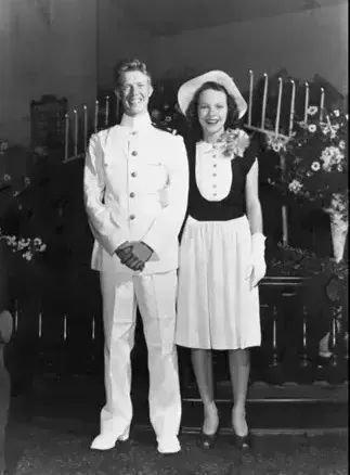 1946年7月7日,海军少尉吉米·卡特与妻子罗莎琳的结婚照