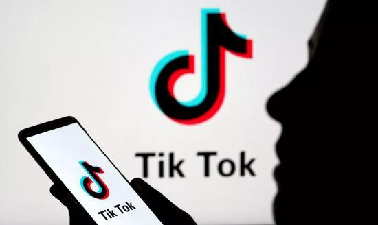 正在手机上打开Tik Tok应用的用户。新华社/路透