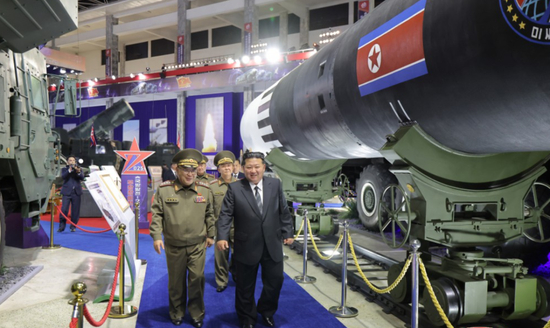 多图！朝鲜武器展震撼登场，金正恩警告“敌人应感到担忧”