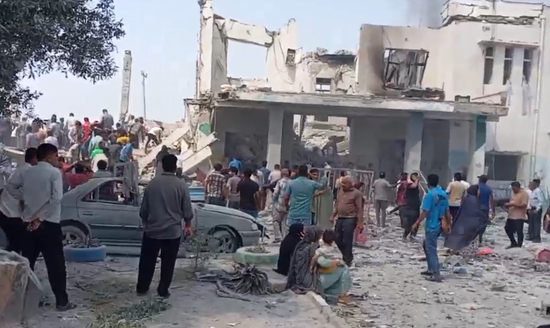 伊朗一小学遭导弹袭击 已致118人死亡