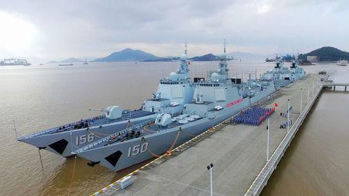 1月4日,东部战区海军某驱逐舰支队在舟山某军港码头举行开训动员(无人机照片)。新华社发(单新哲 摄)
