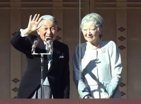 ▲明仁接受民众的新年参贺(时事通信社)