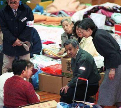 ▲1995年,明仁天皇夫妇在中央体育馆看望并安慰阪神大地震的受灾民众