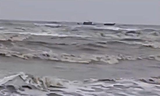 网传视频截图,船只疑似沉没海中