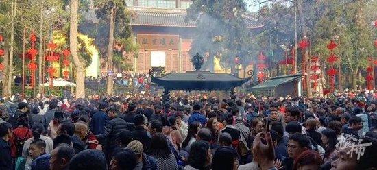 超4万人涌入杭州北高峰拜财神，灵隐寺吃素面的游客排到后厨门口