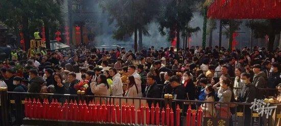 超4万人涌入杭州北高峰拜财神，灵隐寺吃素面的游客排到后厨门口