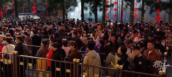 超4万人涌入杭州北高峰拜财神，灵隐寺吃素面的游客排到后厨门口