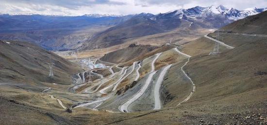 这是通往日喀则市中尼边境吉隆口岸的乡村公路(2021年5月14日摄,手机照片)。 新华社记者 沈虹冰 摄