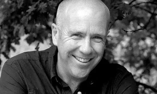 理查德·弗兰纳根(Richard Flanagan,1961- ),澳大利亚作家,记者,制片人。小说代表作有《河流领路人之死》《一个巴掌能拍响》《古尔德的钓鱼书》等。2014年,他凭借《深入北方的小路》摘得布克奖。