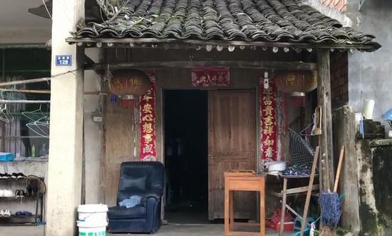 钟某和女友与钟某的父母、姨、姨夫生活在一起。新京报记者徐天鹤摄