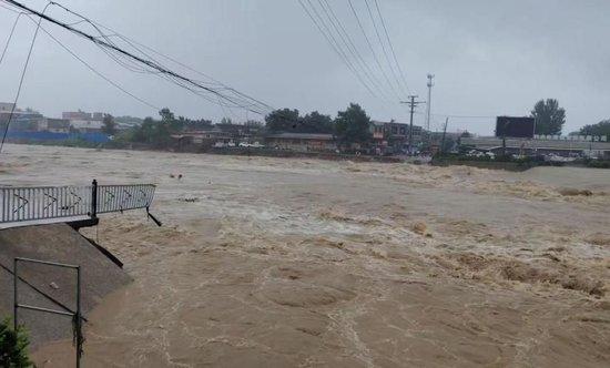 河北易县一桥梁第二次被洪水冲垮，当地回应