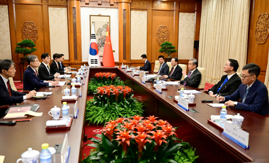 王毅同韩外长会谈:哀悼英雄海警,中韩之间有很多感人故事!