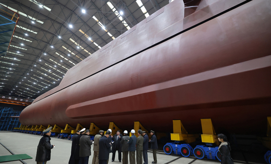 金正恩年底放大招：扩导弹产能助俄，亮核潜艇抗美？