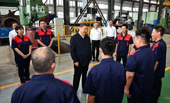 7月7日至8日,中共中央总书记、国家主席、中央军委主席习近平在山西考察。这是7日下午,习近平在阳泉阀门股份有限公司考察时,同企业员工亲切交流。新华社记者 燕雁 摄