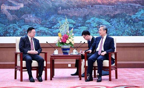 王毅会见东盟秘书长:近日柬泰边境冲突令人痛心和担忧