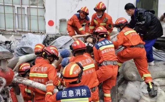 ▲消防救援人员在现场展开营救。图片来源/中国消防官微