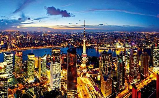 ↑国际化大都市上海的迷人夜景。今天,亚洲文明的复兴已是不可阻挡的趋势。