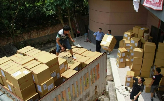 2016年5月底,福建莆田,警方正在查封一家售卖耐克、阿迪达斯等品牌假鞋的窝点