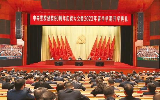 2023年3月1日,中共中央党校建校90周年庆祝大会暨2023年春季学期开学典礼在北京举行。中共中央总书记、国家主席、中央军委主席习近平出席并发表重要讲话。 新华社记者 张领/摄