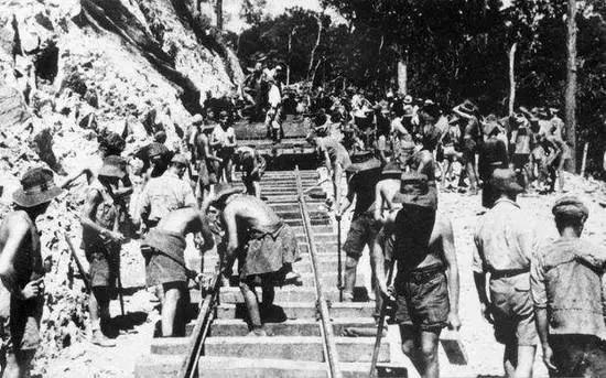 泰缅铁路自1942年6月开始修建,全线计划施工年限为6年,但实际上仅仅用了15个月就完成了。如此高速度意味着对工人的高强度压迫,在高温高热的热带雨林中,悬崖峭壁之上,战俘与劳工仅靠锤子等简易工具开凿,许多战俘因为过度疲劳而死。