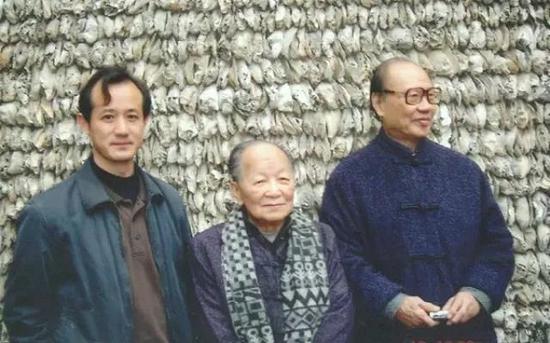 2007年1月陪同黄苗子、方成回中山拍摄“回家”,后面是用牡蛎壳修建的墙。
