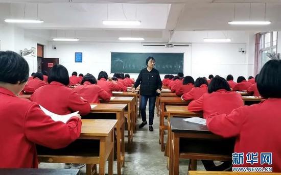 张桂梅在教室里。图源:新华网