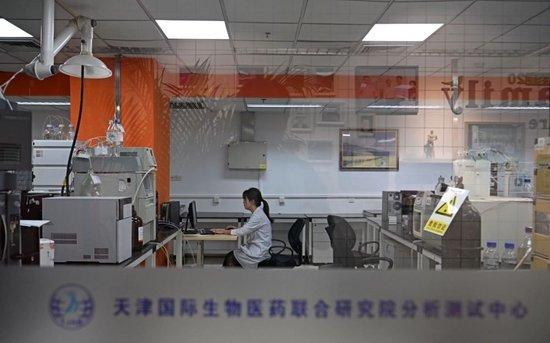 工作人员在天津国际生物医药联合研究院分析测试中心内办公。新华社记者赵子硕 摄