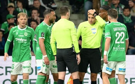 往球场扔硬币 巴黎人报:圣埃蒂安球迷砸到裁判被判七个月缓刑