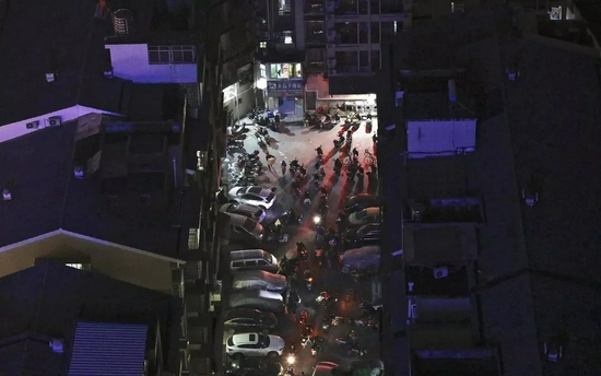 夜幕下的安福电商城人头攒动,灯火通明