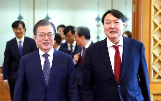 文在寅(左)任总统时与尹锡悦图:资料