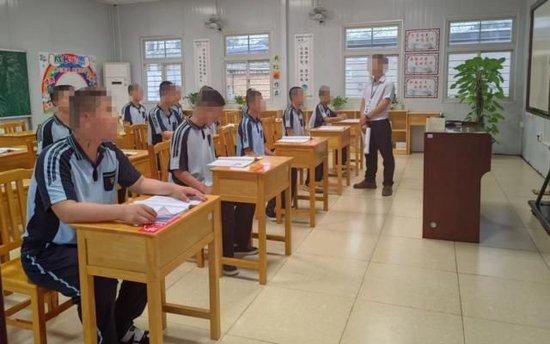 将叛逆儿子送进“训练营”的第53天 他拿着儿子送出的一张名单报了警