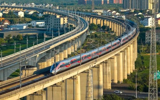 我的铁路风景｜旅客向窗外举起相机，意外拍到……