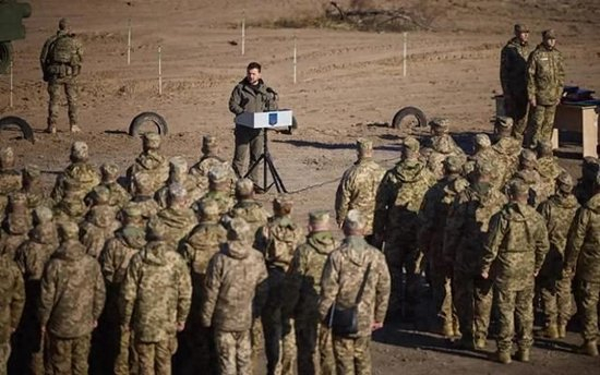 乌军集结举行颁奖典礼，突然遭袭多人死亡