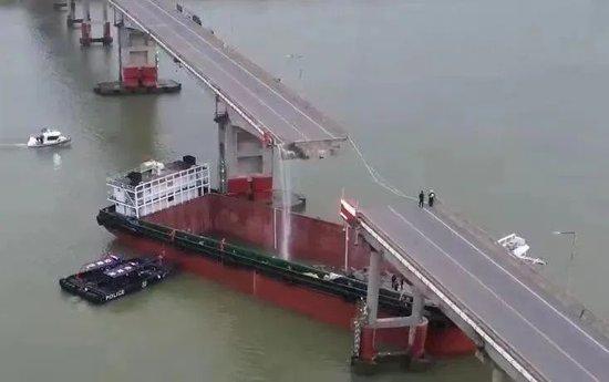 △2月22日,广州南沙沥心沙大桥被船只撞击致大桥桥面断裂。