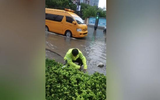 上海“雨大到感觉在下瀑布”，334所学校停课！今天的打工人：“牛马变河马”