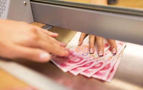 银行“本人到场”引争议!六旬老人银行取款当场去世,谁的过错?
