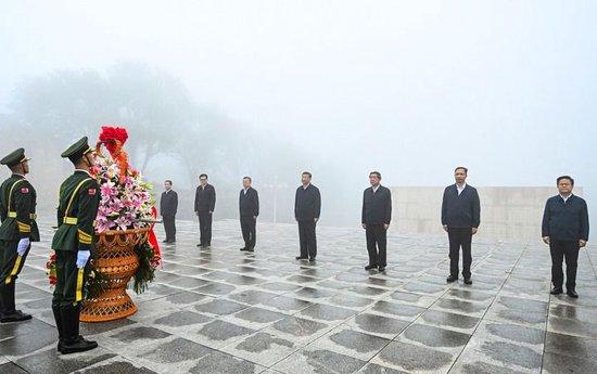 7月7日至8日,中共中央总书记、国家主席、中央军委主席习近平在山西考察。这是7日下午,习近平在位于阳泉市狮脑山的百团大战纪念碑广场,向八路军烈士敬献花篮。新华社记者 燕雁 摄