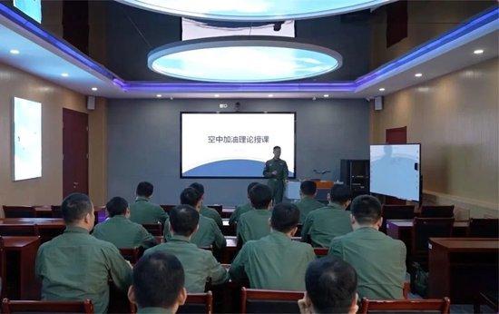 空军首次在院校组织实施空中加油专项训练