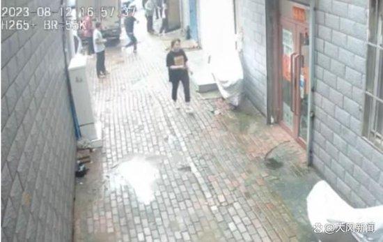 黑衣男子第一次拿刀进入库房 监控视频截图
