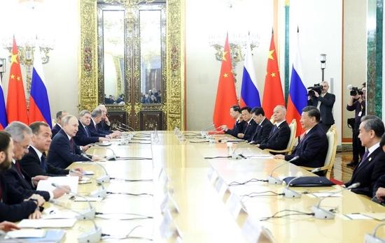 这是两国元首举行小范围会谈。新华社记者鞠鹏摄