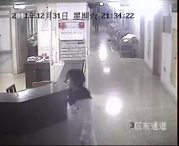 ▲21时34分,李建雪接到产房护士电话通知说产妇产后出血比较多,立即从三楼赶往二楼产房。监控截图