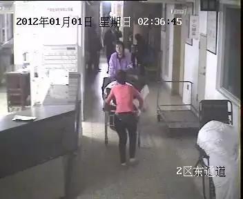 ▲手术后,将产妇从产房送回病房。监控截图