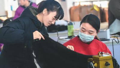12月8日，河北省枣强县某服装企业工作人员正在工作中。目前，该县年出口裘皮服装服饰300余万件。新华社记者 李晓果摄